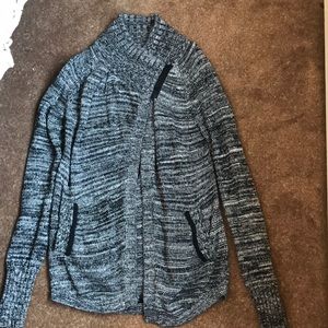 Ivivva black and white shawl/pullover sz 12 girls